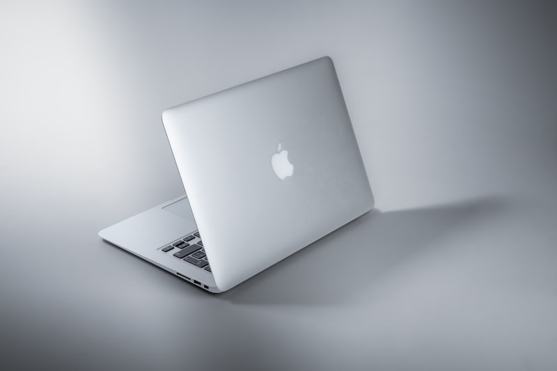现代办公桌搭配 MacBook